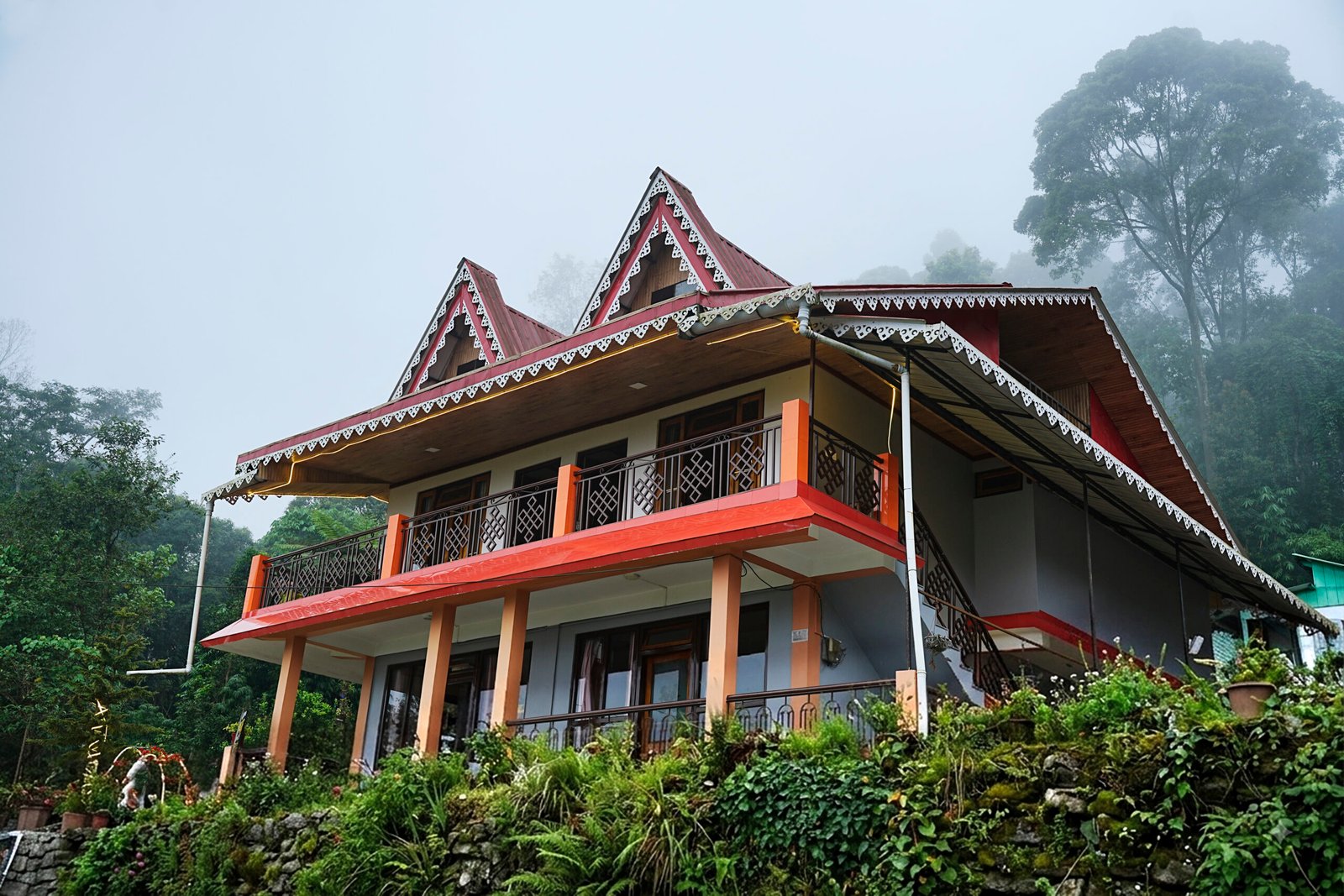 Gaden Home Stay, Rangli — hillside property surrounded by forest